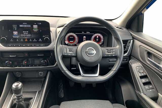 Nissan Qashqai 1.3 DiG-T MH N-Connecta [Glass Roof] 5dr