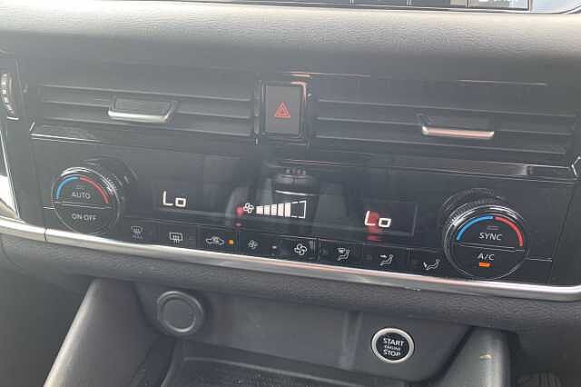 Nissan Qashqai 1.3 DiG-T MH N-Connecta [Glass Roof] 5dr