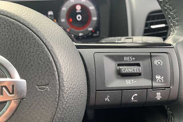 Nissan Qashqai 1.3 DiG-T MH N-Connecta [Glass Roof] 5dr