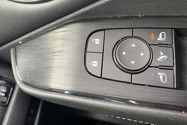 Nissan Qashqai 1.3 DiG-T MH N-Connecta [Glass Roof] 5dr