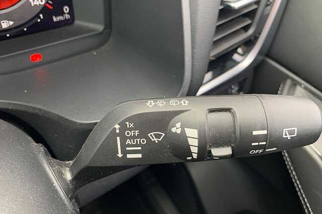 Nissan Qashqai 1.3 DiG-T MH N-Connecta [Glass Roof] 5dr