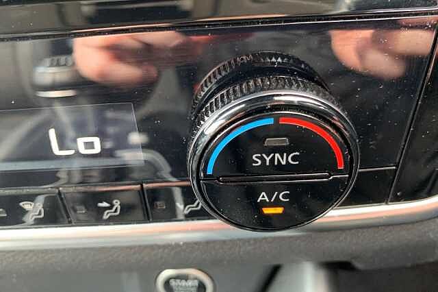 Nissan Qashqai 1.3 DiG-T MH N-Connecta [Glass Roof] 5dr