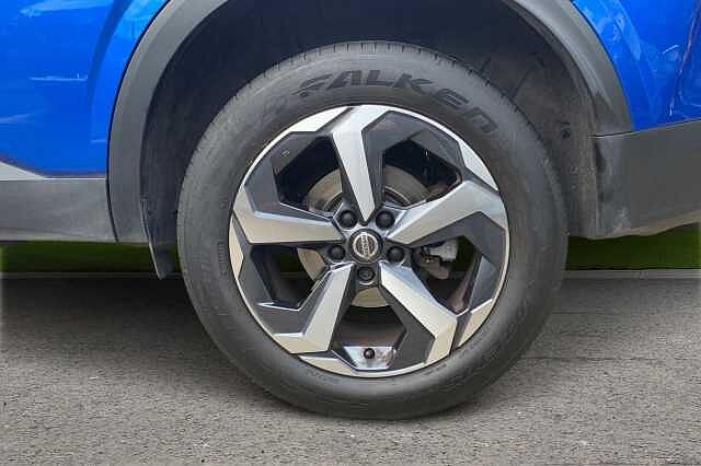 Nissan Qashqai 1.3 DiG-T MH N-Connecta [Glass Roof] 5dr